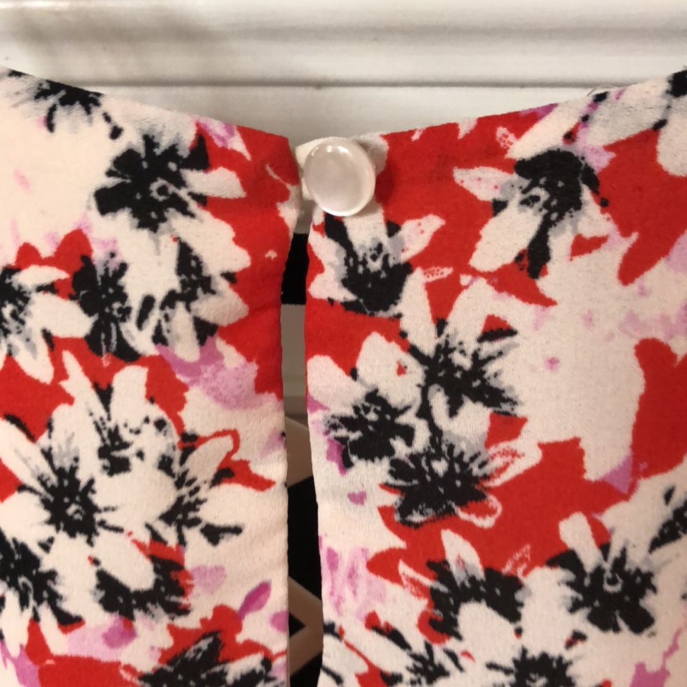 Floral layered look, take top, like new, red, cream, black, pink sz L - Picture 5 of 6